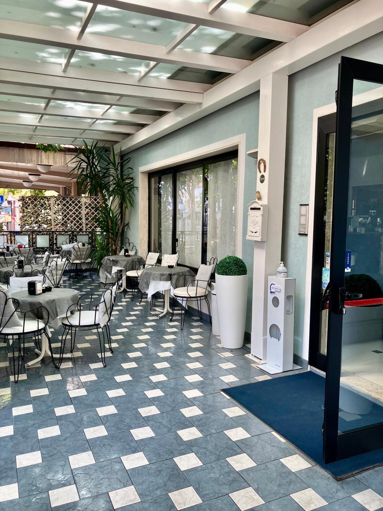 Hotel Ginevra E Residence Cattolica Kültér fotó